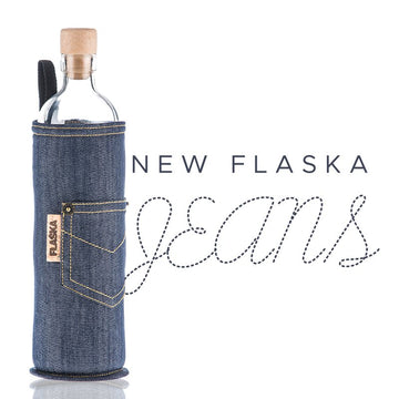 Eine neue Flaska Flasche in einer Jeans-Tasche.