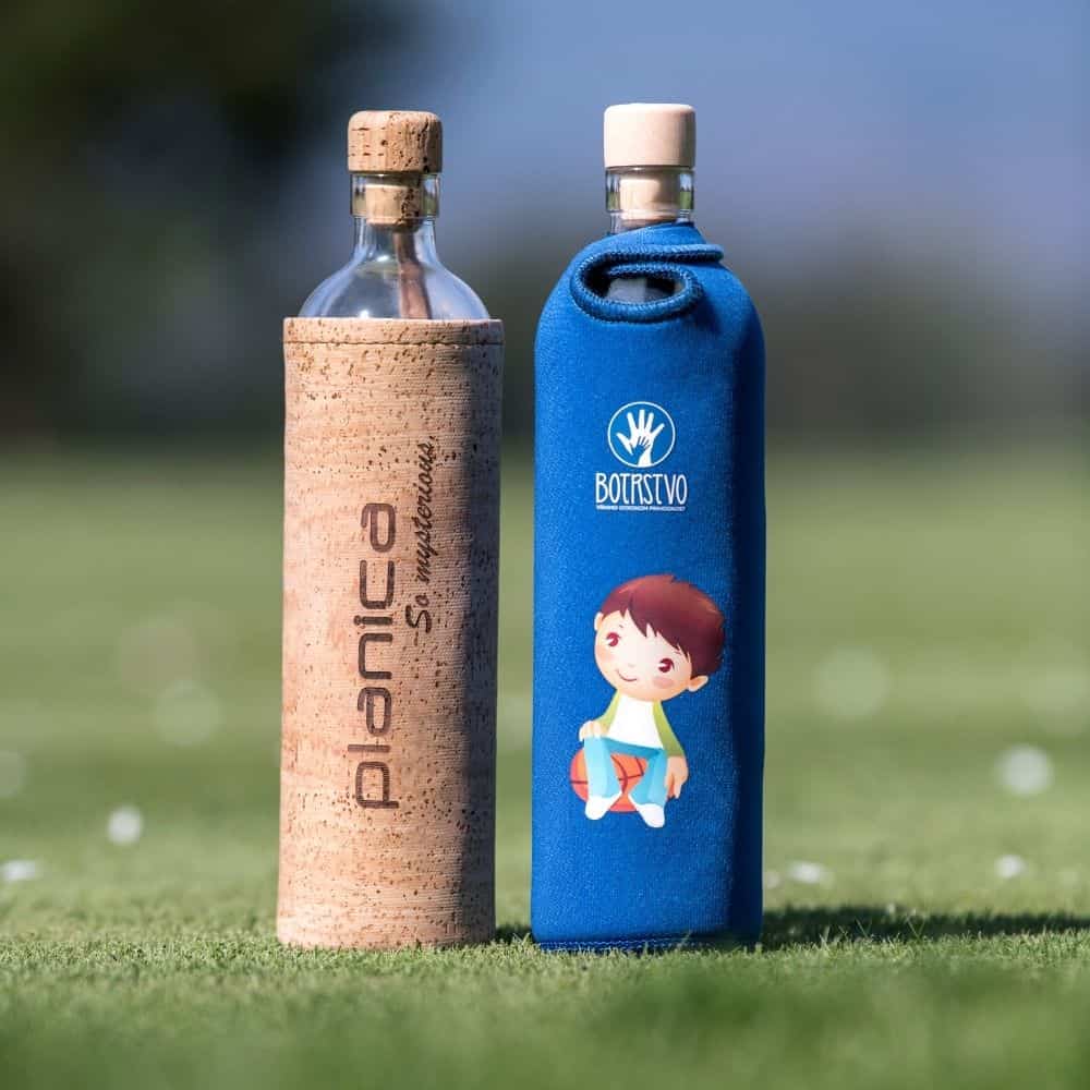 zwei flaska trinkflaschen mit kork schutzhülle und blauer nepren schutzhülle mit personalisiertem design für eine firma