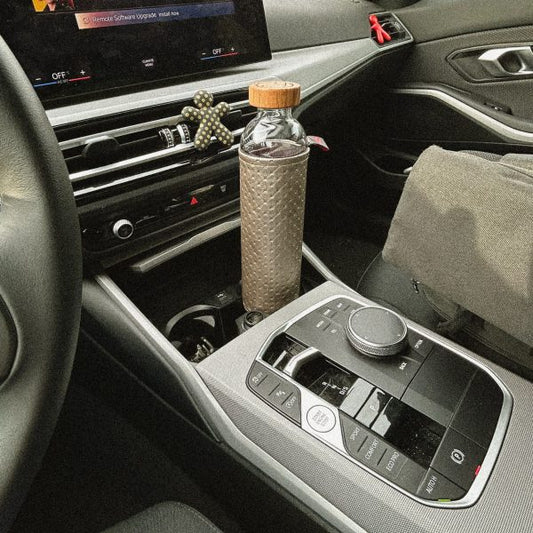 wasserflasche im autobecherhalter einer mittelkonsole