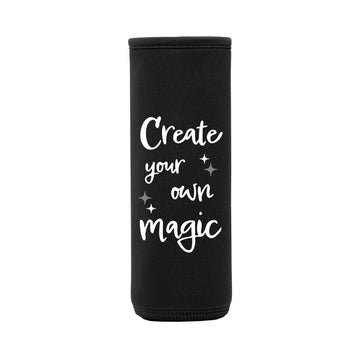 schwarze neoprenschutzhülle mit text create your own magic und sternen für flaska schraubverschluss flasche