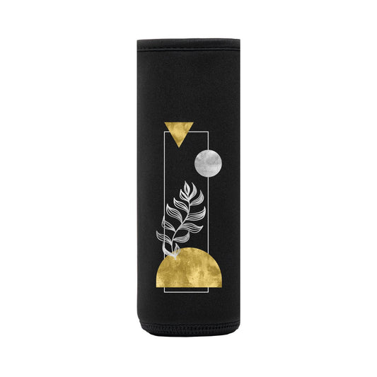 schwarze neopren schutzhülle mit geometrischen formen in gold für flaska schraubverschluss flasche