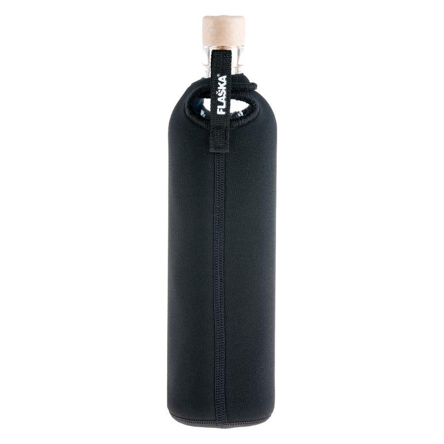 rückansicht der flaska mehrweg glasflasche mit schwarzer neopren schutzhülle und gänseblümchen design