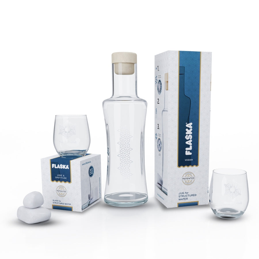 Gläser und Wasserkrug