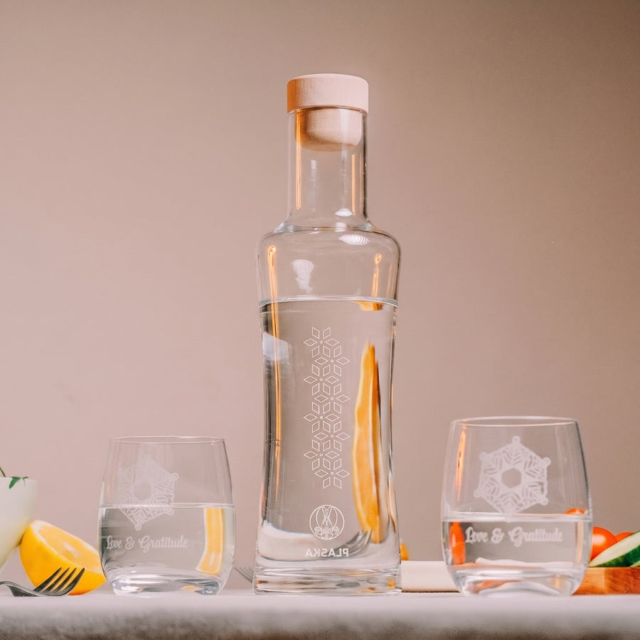 Gläser und Wasserkrug
