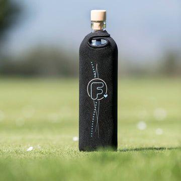 flaska trinkflasche mit schwarzer neoprenhülle mit flaska logo auf gras