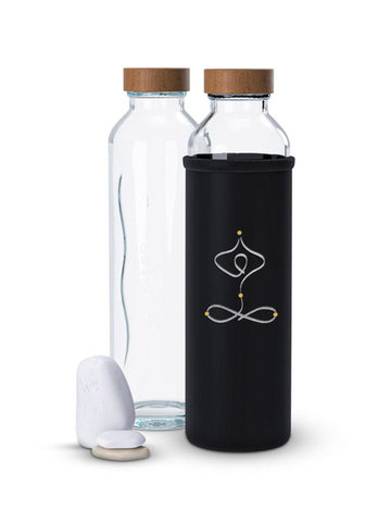 zwei glas trinkflaschen mit holzdeckeln eine hat eine schwarze hülle mit einem yoga symbol