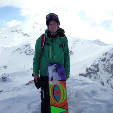 jure gnajmar mit snowboard im schnee