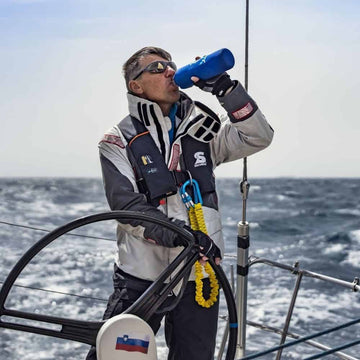 skipper maks vrecko trinkt aus glaswasserflasche flaska auf segelboot auf see