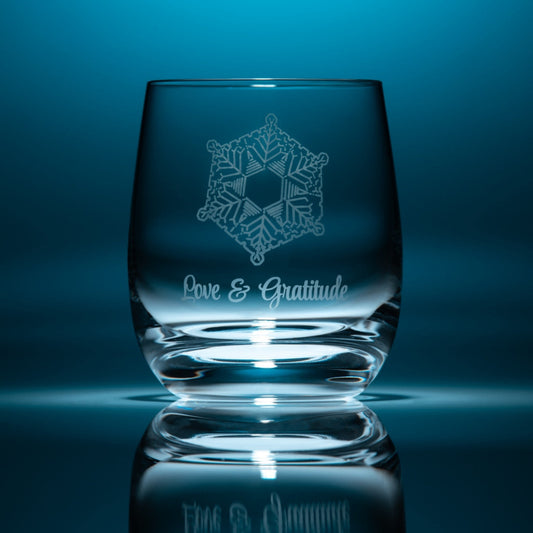 wasser trinkglas flaska wasser kristall motiv masaru emoto love and gratitude wasser kristall blauer hintergrund