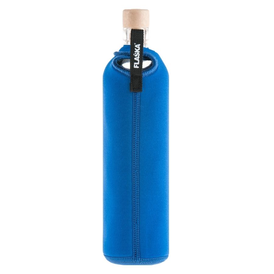 rückansicht der flaska wiederverwendbare glasflasche mit blauer neopren schutzhülle und lebensbaum design