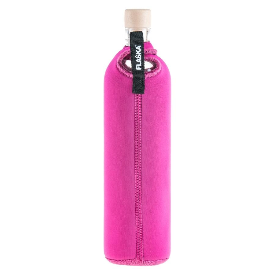 rückansicht der flaska wiederverwendbare flasche aus glas mit pink neopren schutzhülle und vogel mit herzmotiv