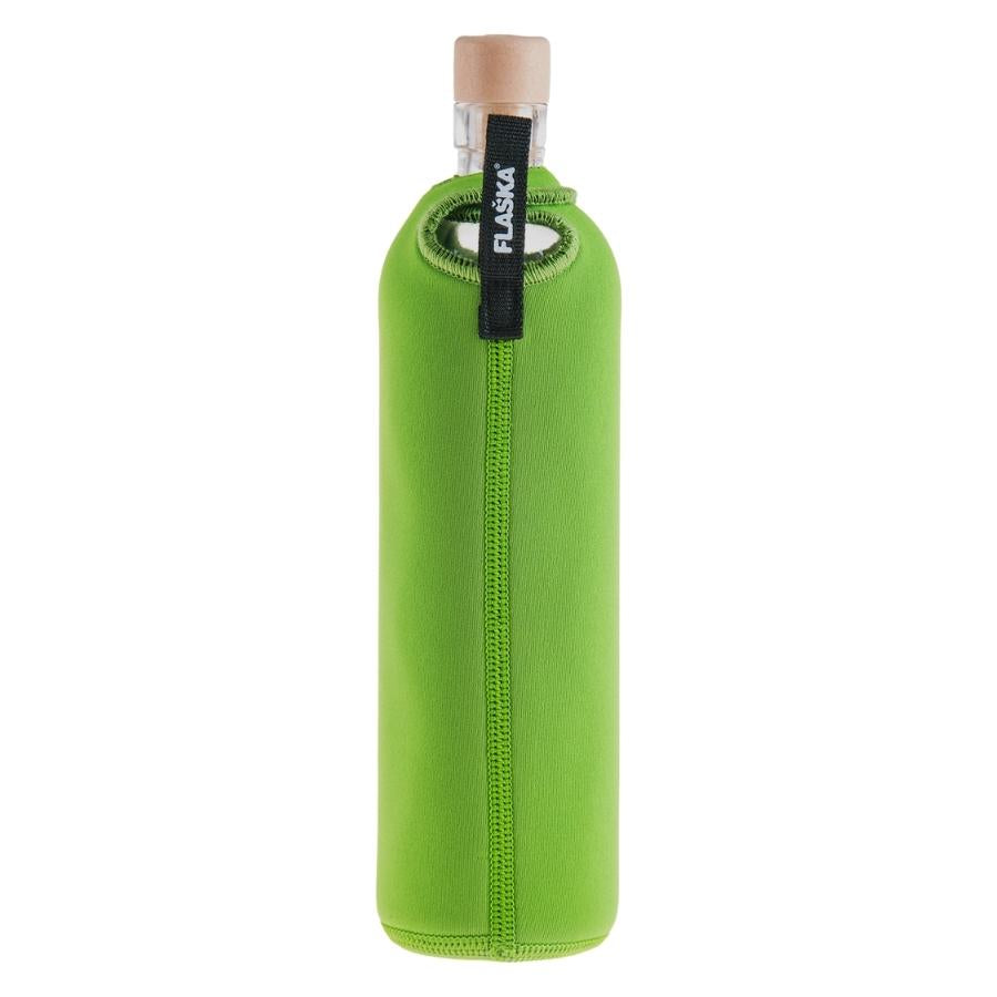 rückansicht der flaska mehrwegflasche aus glas mit grüner neopren schutzhülle und verzaubertem frosch design