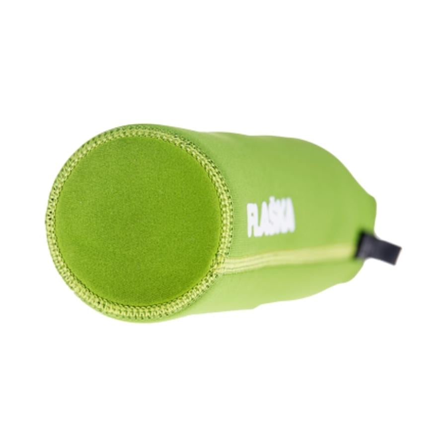bodenansicht der flaska mehrwegflasche aus glas mit grüner neopren schutzhülle und verzaubertem frosch design
