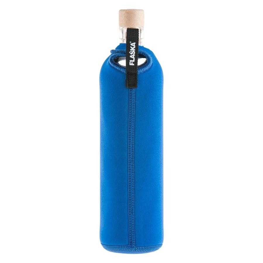 rückansicht der wiederverwendbaren flaska glasflasche mit blauer neopren schutzhülle und prinzen design