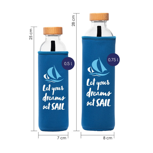 dimensionen der flaska glaswasserflasche mit blauer neopren schutzhülle und segel schriftzug design